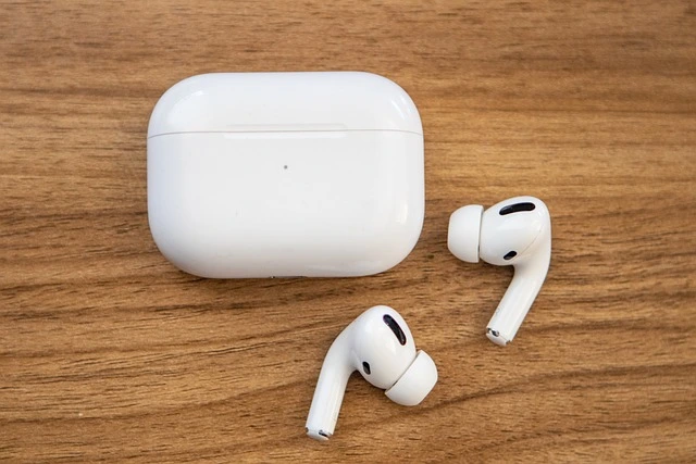 2- سماعات AirPods (الجيل الثاني):